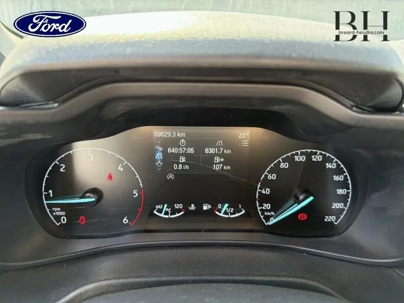 Tableau de bord du Ford Transit Connect L1 1.5 EcoBlue 75ch Trend 2020, affichage numérique et compteurs analogiques.