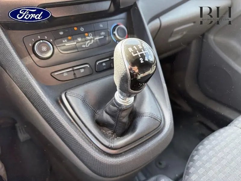 Gros plan sur le levier de vitesses manuel noir et la console centrale du Ford Transit Connect blanc glacier de 2020.