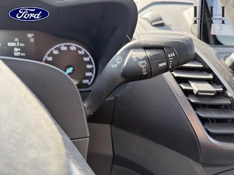 Gros plan sur la manette d'essuie-glace côté droit du tableau de bord du Ford Transit Connect blanc glacier 2020.