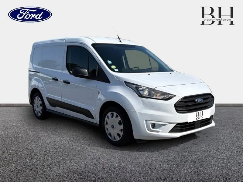 Vue 3/4 avant droite du Ford Transit Connect L1 blanc glacier avec calandre noire et protections latérales noires.