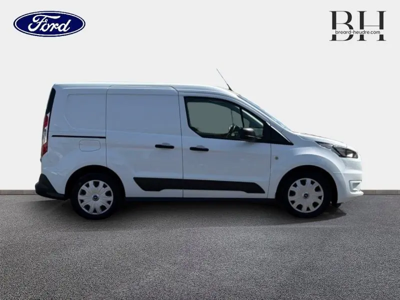 Vue de profil droit du Ford Transit Connect L1 blanc glacier, fourgon utilitaire avec porte latérale arrière et jantes acier.