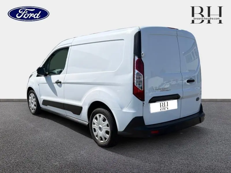Vue 3/4 arrière droite du Ford Transit Connect blanc glacier avec portes arrière pleines et protections noires sur les bas de caisse.