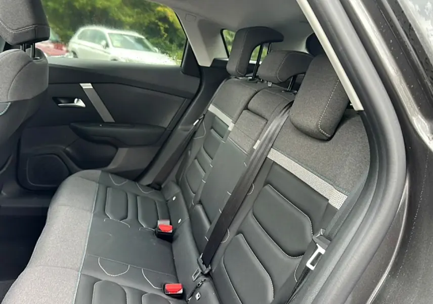 Vue intérieure côté droit sur la banquette arrière gris foncé et tissu noir du Citroën C4 2024.