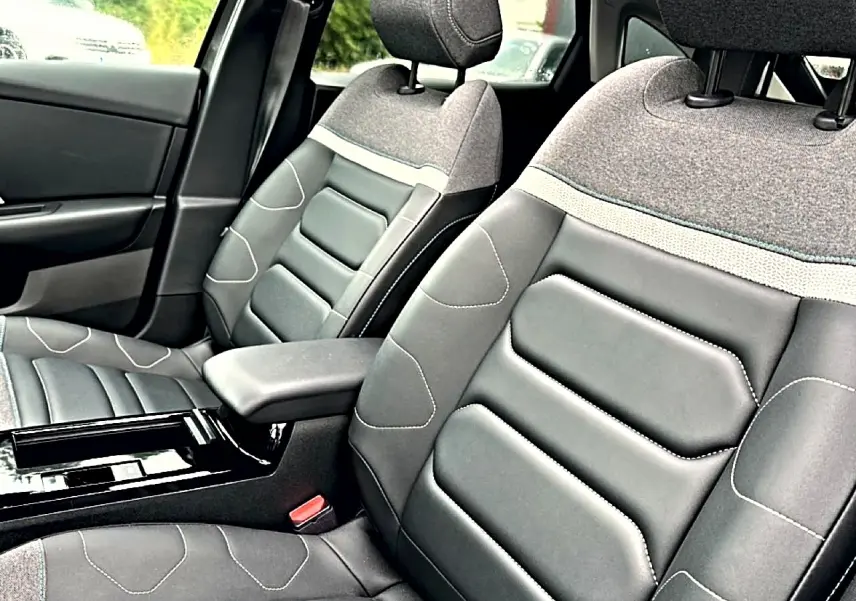 Gros plan sur les sièges avant gris cuir et tissu de la Citroën C4 1.5 BlueHDi 130 Max automatique 2024.