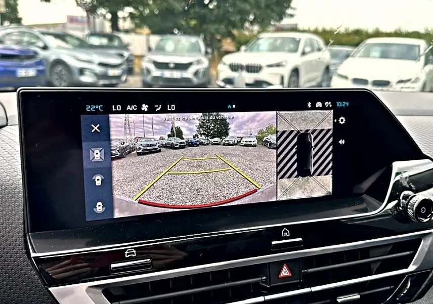 Écran tactile intérieur de la Citroën C4 2024 montrant la caméra de recul et l'aide au stationnement.