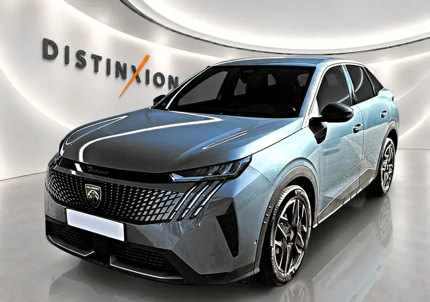 Peugeot 3008 bleu en 3/4 avant droit, avec calandre distinctive et jantes alliage noires brillantes.