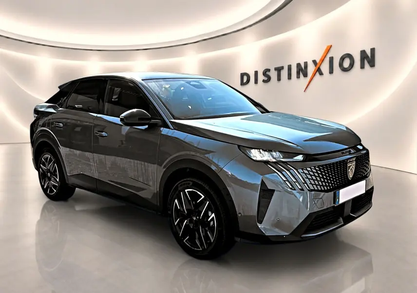 Peugeot 3008 gris métallisé en 3/4 avant droit, avec calandre distinctive et jantes alu noires.