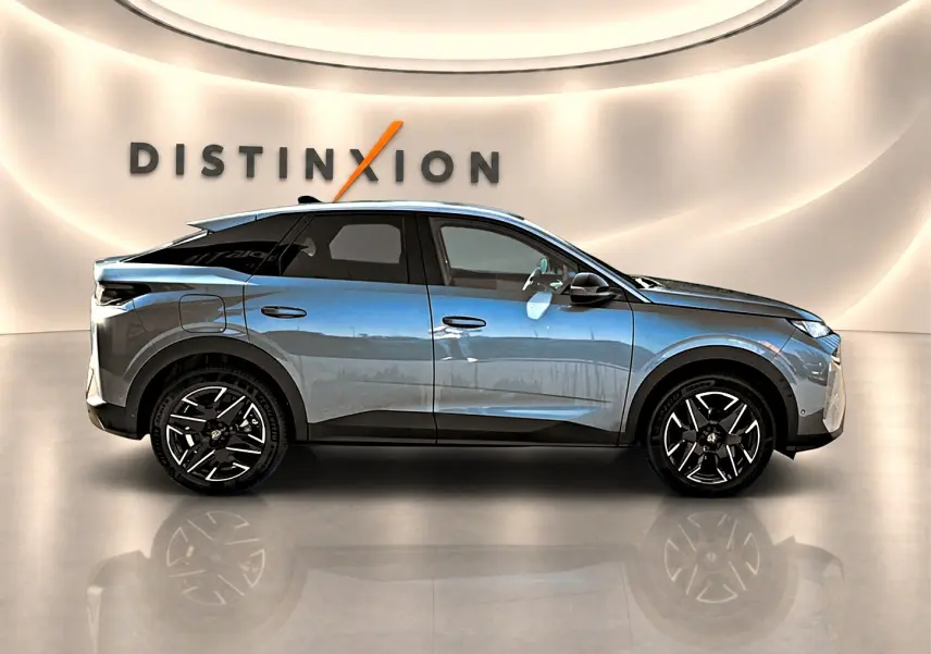 Peugeot 3008 bleu vue de profil côté gauche, avec jantes alu noires et toit noir contrasté en arrière-plan studio.