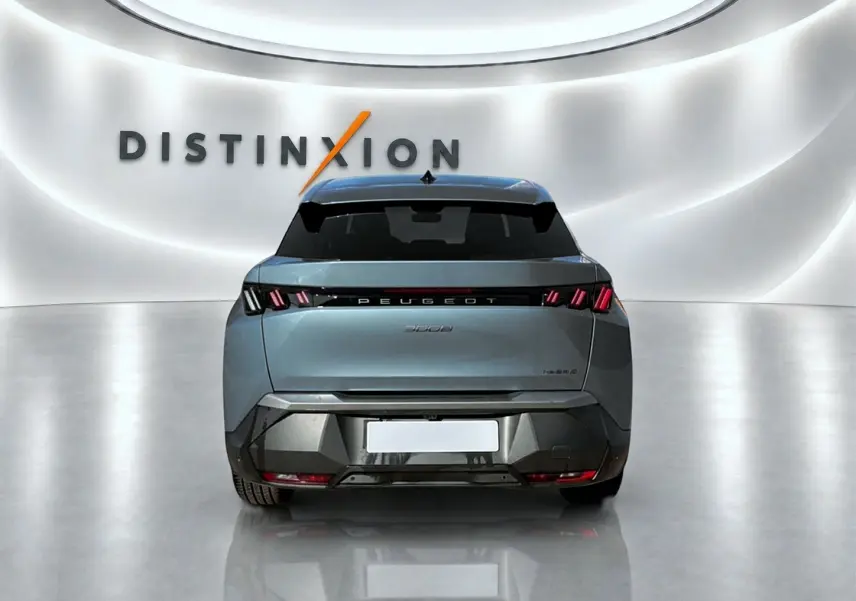Vue arrière d'un Peugeot 3008 hybride bleu 2025 avec feux arrière LED et becquet dans un showroom lumineux.