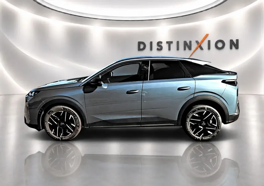 Profil droit du Peugeot 3008 bleu 2025 avec jantes alu noires et toit noir, sur fond blanc avec logo Distinxion.