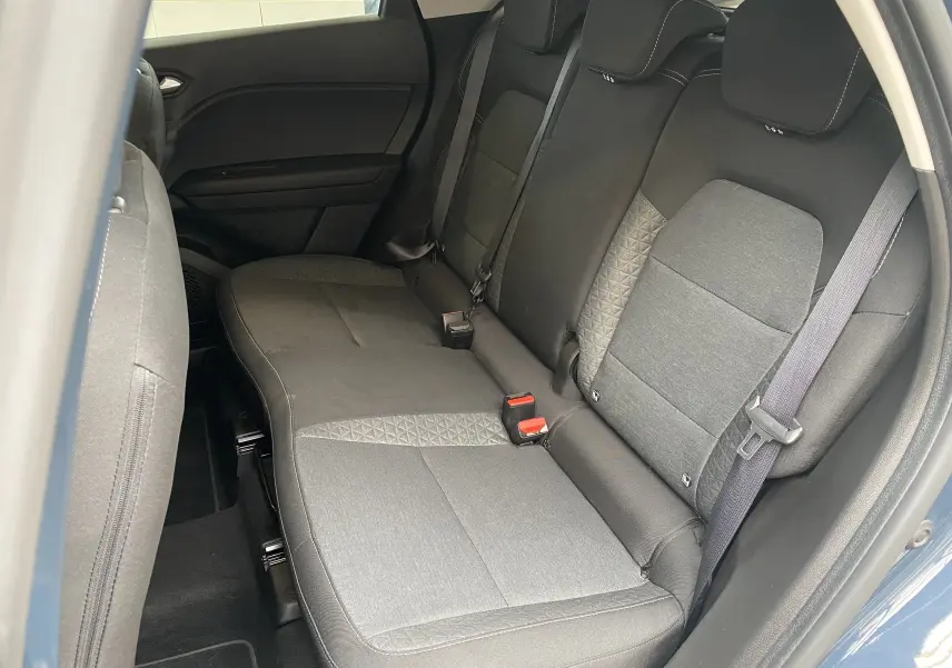 Vue intérieure sur la banquette arrière du Mitsubishi ASX 2023, sièges tissu gris avec détails en losanges.