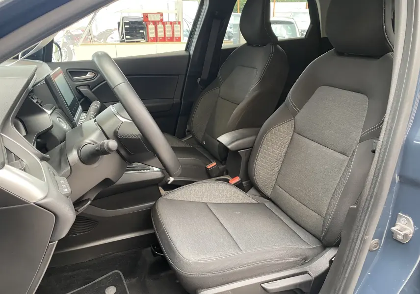 Vue intérieure côté conducteur du Mitsubishi ASX 2023 Steel Gray, sièges tissu noir avec motifs géométriques et tableau de bord moderne.