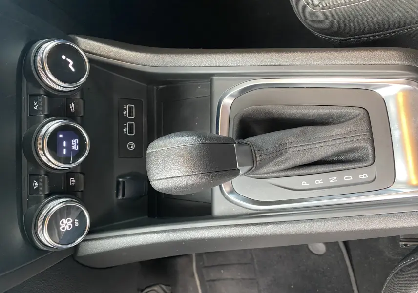 Le levier de vitesses automatique noir et la console centrale avec commandes de climatisation du Mitsubishi ASX 2023.