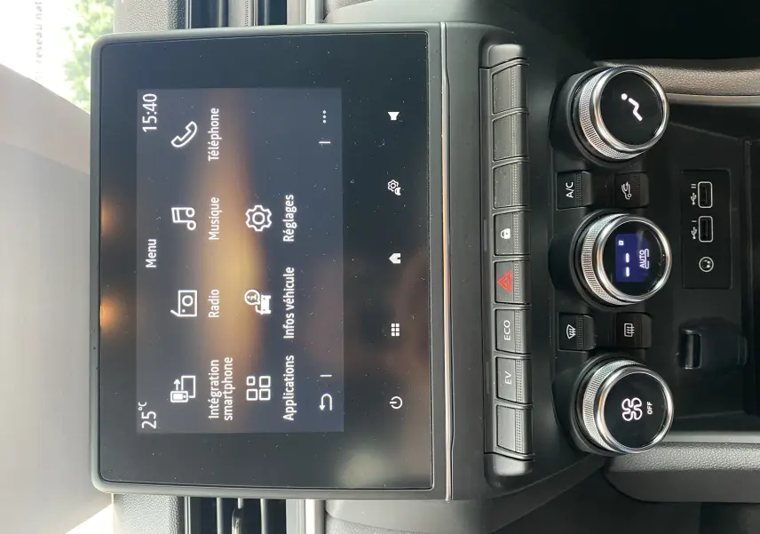 Écran tactile central et commandes climatisation du Mitsubishi ASX 2023, version hybride, vue rapprochée de la console.