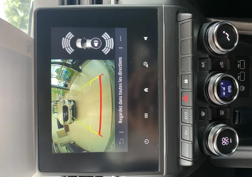 Écran tactile du Mitsubishi ASX 2023 montrant la caméra de recul avec vue arrière et commandes climatisation en dessous.