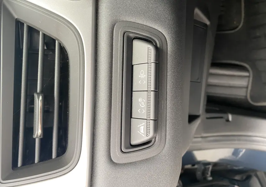 Gros plan sur les boutons de réglage d'assistance et l'aération intérieure du Mitsubishi ASX 2023 gris Steel Gray.