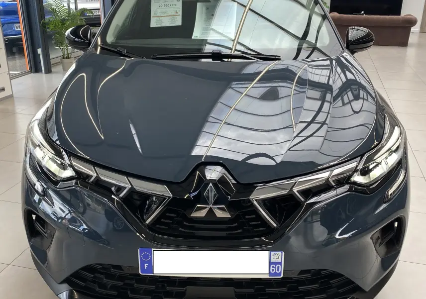 Vue avant du Mitsubishi ASX 1.6 MPI HEV 143ch Business 2023 en Steel Gray métallisé, avec calandre et phares LED distinctifs.