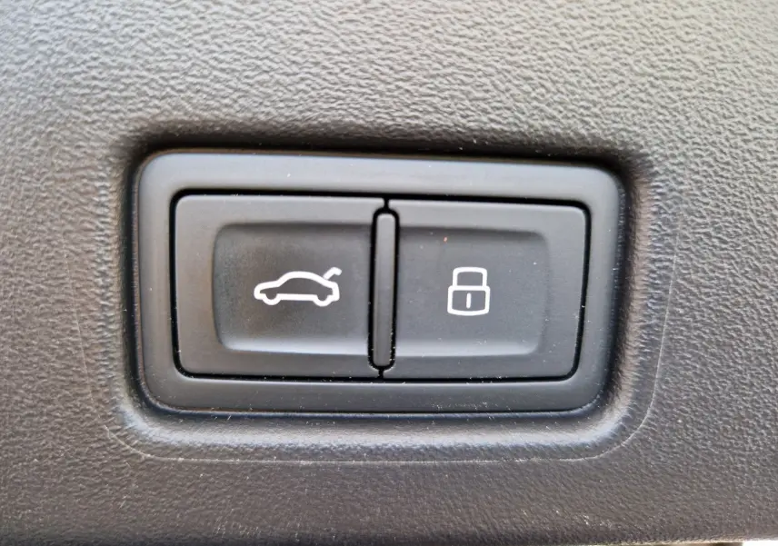 Boutons de commande du coffre et de verrouillage dans l'habitacle d'un Audi Q4 E-TRON Sportback gris thyphon.