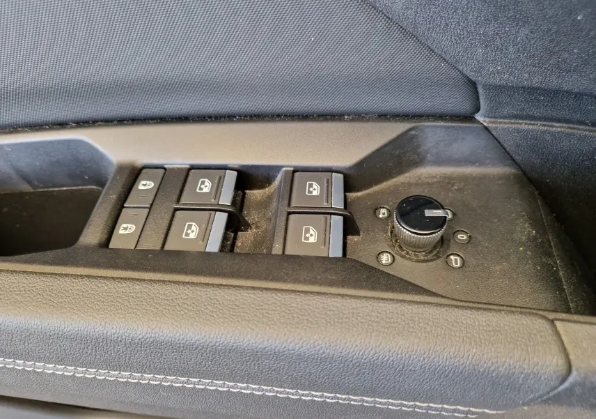 Commande des vitres et réglage des rétroviseurs sur la porte côté gauche de l'Audi Q4 E-TRON SPORTBACK gris thyphon.