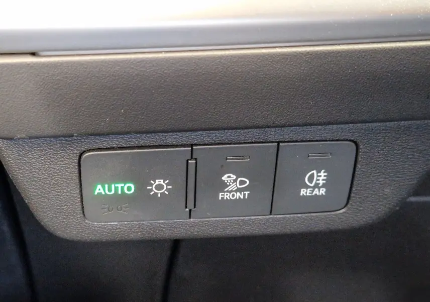 Panneau de commande des feux avec mode automatique activé dans l'Audi Q4 E-TRON Sportback gris thyphon 2022.