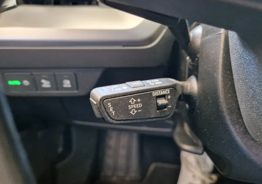 Gros plan sur la commande de régulateur de vitesse adaptatif dans l'Audi Q4 E-TRON SPORTBACK gris thyphon de 2022.
