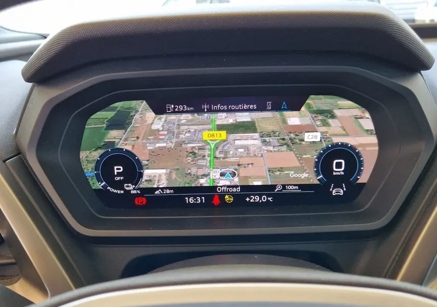Affichage numérique du tableau de bord de l'Audi Q4 E-TRON SPORTBACK gris thyphon, montrant la navigation et les indicateurs de vitesse et batterie.