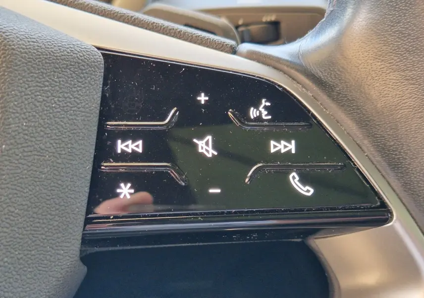 Boutons de commande multimédia sur le volant côté gauche d'un Audi Q4 E-TRON Sportback gris thyphon 2022.