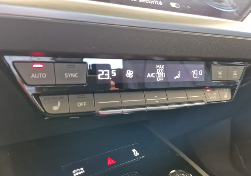 Panneau de commande de climatisation avec affichage digital et boutons tactiles dans l'Audi Q4 E-TRON SPORTBACK gris thyphon.