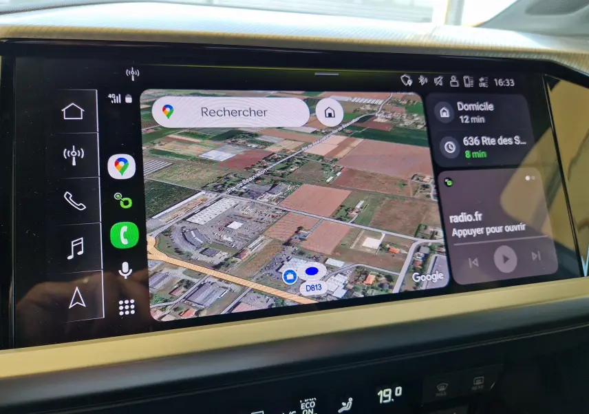 Écran tactile du système de navigation de l'Audi Q4 E-TRON SPORTBACK 50 quattro gris thyphon, affichant une carte satellite.