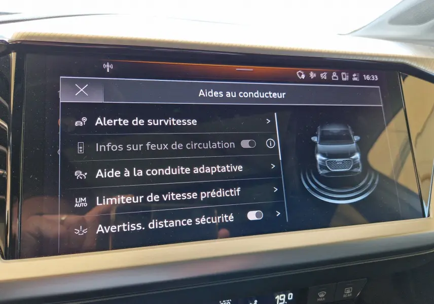 Écran tactile intérieur montrant les aides à la conduite de l'Audi Q4 E-TRON Sportback 2022 finition design lux.