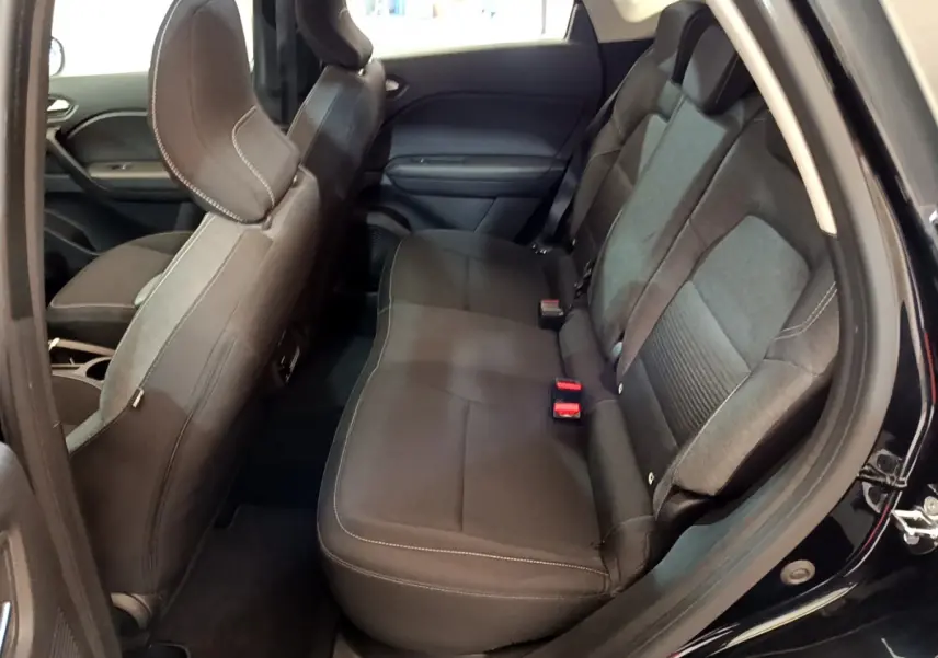 Vue intérieure côté droit sur la banquette arrière noire du Renault Captur Business Blue dCi 95 de 2020.