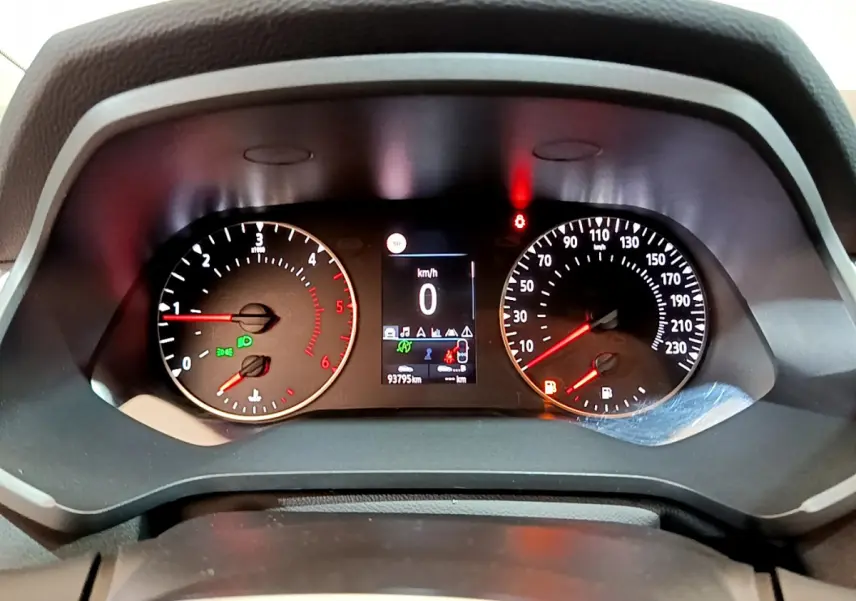 Tableau de bord du Renault Captur Business Blue dCi 95 2020, affichage numérique et compteurs analogiques au repos.