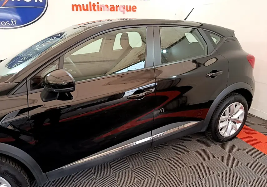 Profil côté gauche du Renault Captur Business Blue dCi 95 noir 2020, avec jantes argentées et rétroviseurs ton caisse.