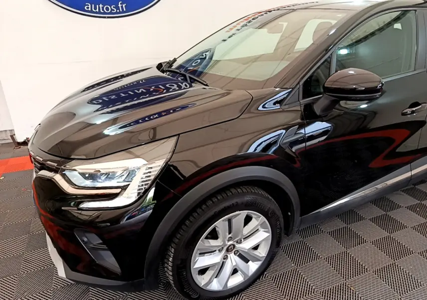 Renault Captur Business noir en 3/4 avant droit, mettant en valeur ses phares LED et jantes alliage.