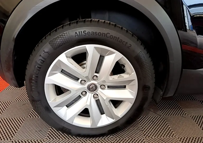 Gros plan sur la roue avant droite du Renault Captur noir 2020 avec jante alliage et pneu Continental AllSeasonContact.