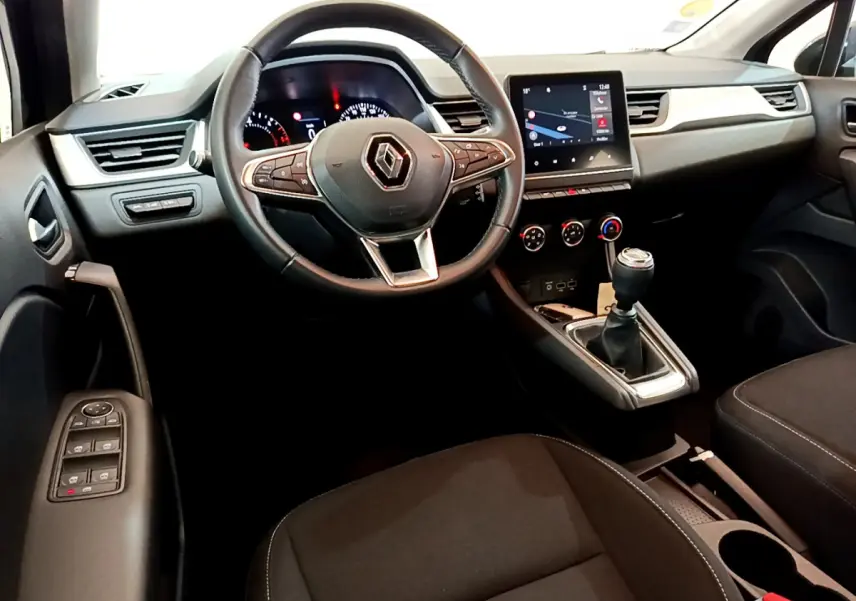 Intérieur noir du Renault Captur Business Blue dCi 95, vue avant centrée sur volant et console avec écran tactile.