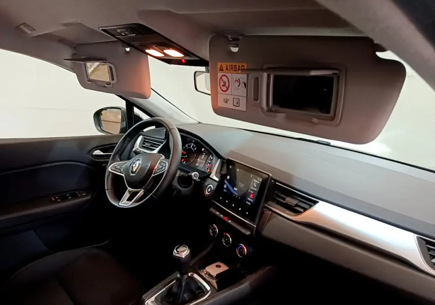 Intérieur du Renault Captur Business noir 2020, vue côté conducteur, tableau de bord avec écran tactile et volant multifonctions.