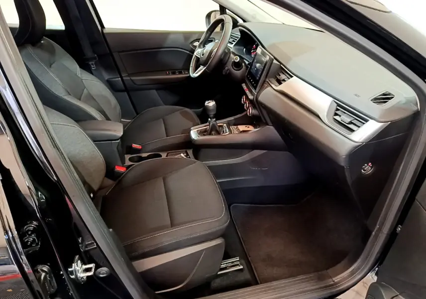 Intérieur avant droit du Renault Captur Business Blue dCi 95 2020 noir, avec tableau de bord moderne et boîte manuelle.