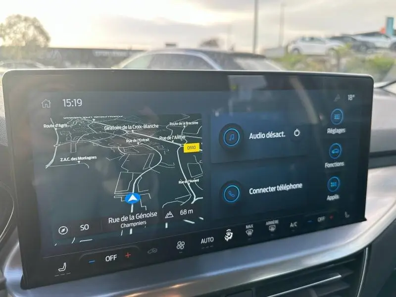 Écran tactile multifonction de la Ford Focus 1.0 Ecoboost 125ch Titanium 2023 affichant GPS et options audio, intérieur noir.