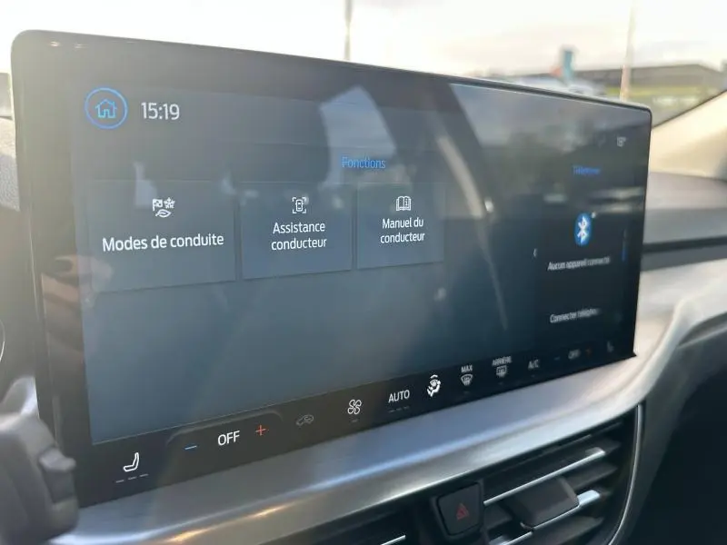 Écran tactile central de la Ford Focus 2023 noir Agate, affichant les modes de conduite et assistance conducteur.