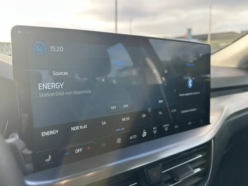 Écran tactile central de la Ford Focus 2023 affichant les réglages audio et climatisation, vue intérieure côté conducteur.
