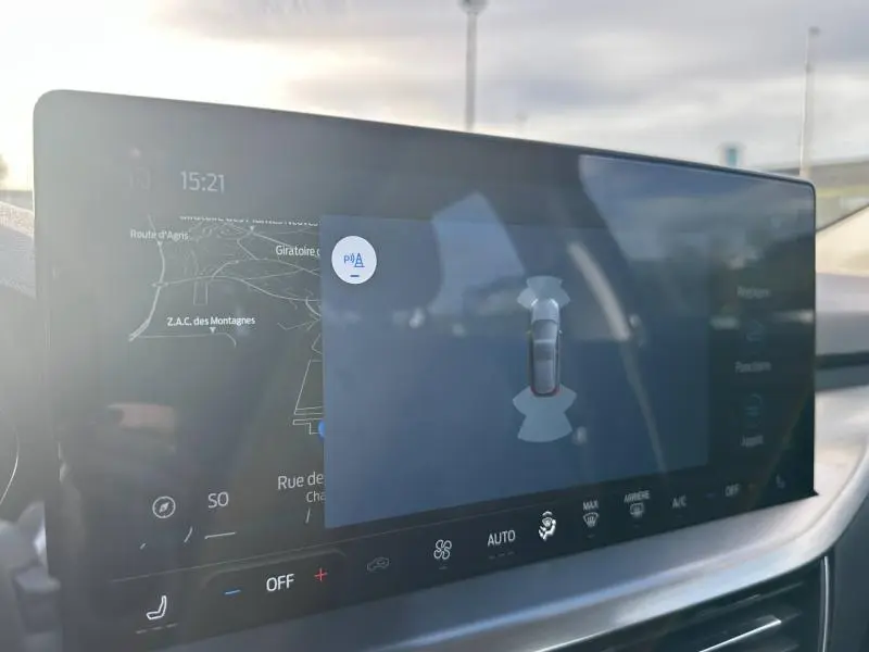 Écran tactile du tableau de bord de la Ford Focus 2023 affichant la caméra de recul et la navigation GPS.