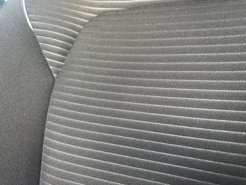 Gros plan sur le tissu gris à rayures horizontales du siège avant de la Ford Focus 1.0 Ecoboost Titanium 2023