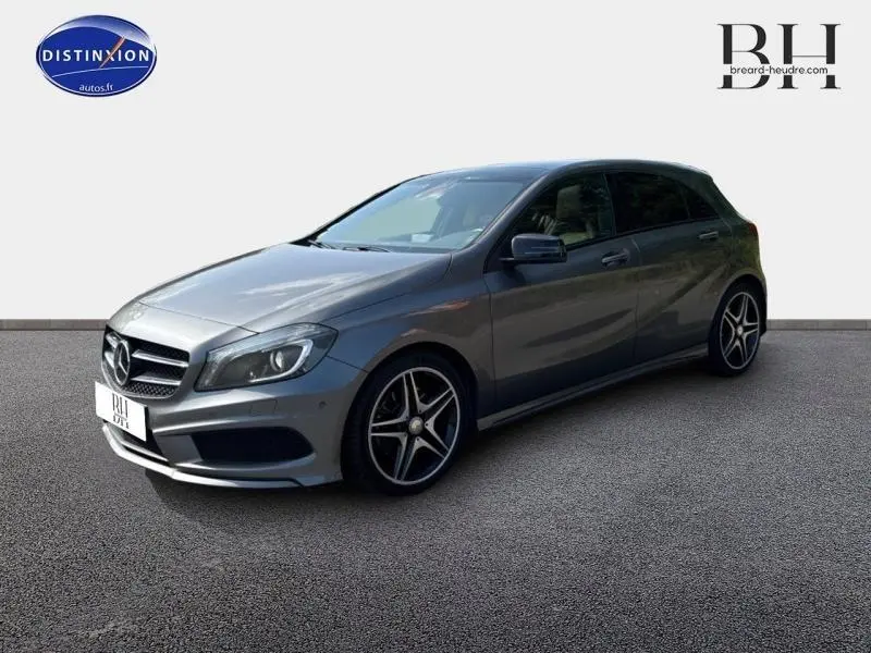Vue 3/4 avant droite d'une Mercedes Classe A 220 CDI Business Executive gris montagne avec jantes alliage bicolores.