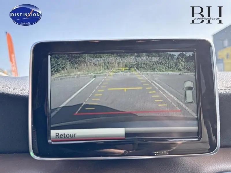 Écran de caméra de recul affichant l’aide au stationnement dans un Mercedes Classe A 220 CDI gris Montagne.