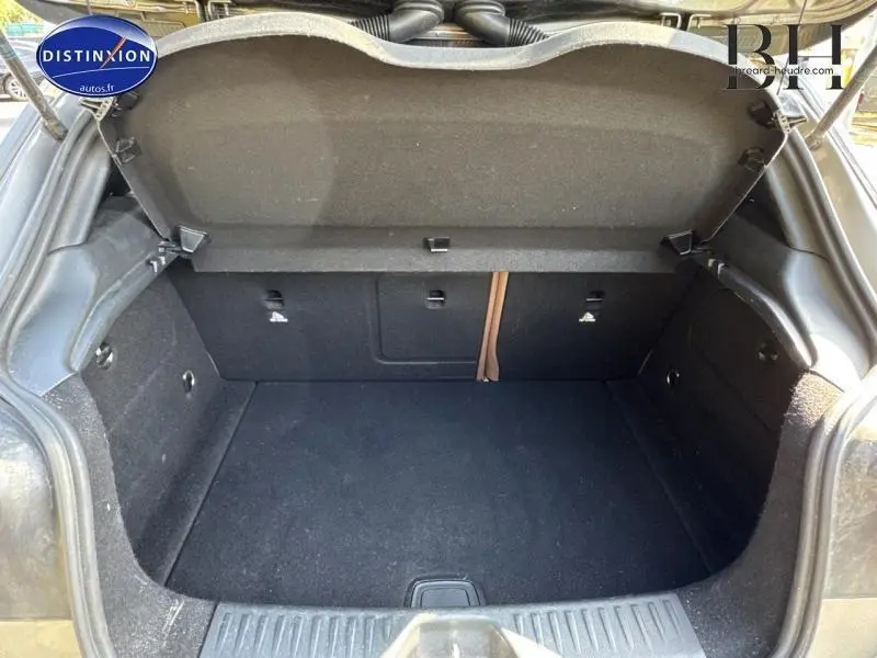 Coffre ouvert vu de l'arrière d'une Mercedes Classe A 220 CDI Business Executive gris Montagne, espace de chargement vide.