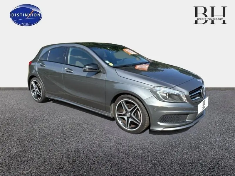 Mercedes Classe A 220 CDI gris montagne vue 3/4 avant droit avec jantes alliage et calandre chromée.