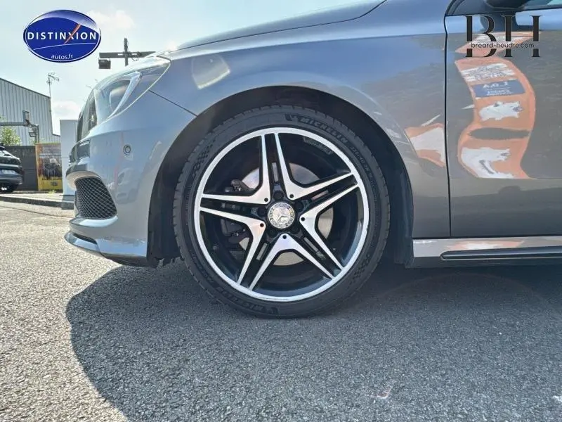 Gros plan sur la roue avant gauche avec jante alu 5 branches bicolore de la Mercedes Classe A gris Montagne.