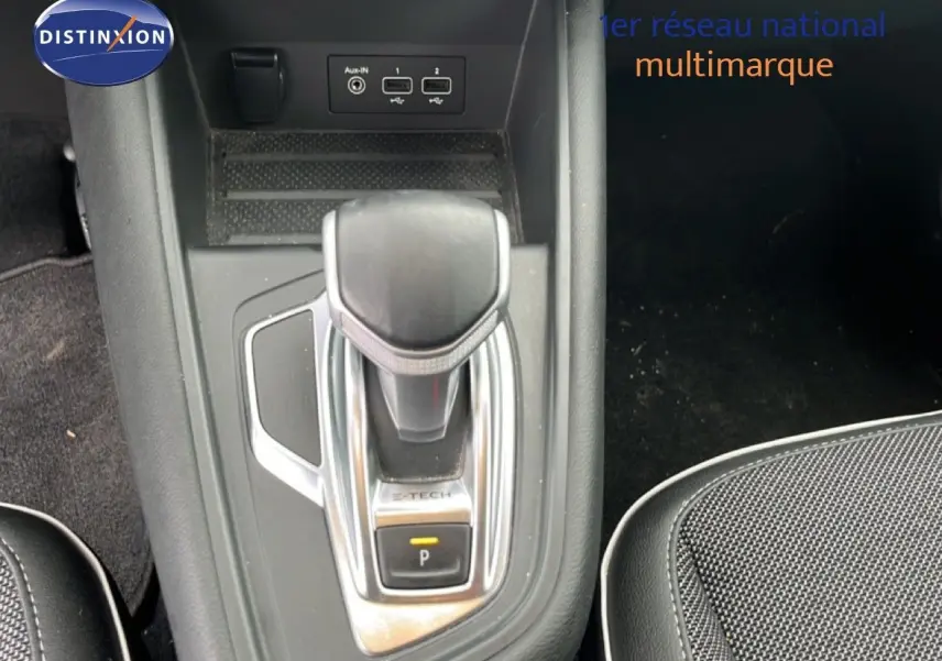 Le levier de vitesses automatique E-TECH du Renault Captur 1.6 hybride rechargeable vu en gros plan, avec ports USB et prise Aux.
