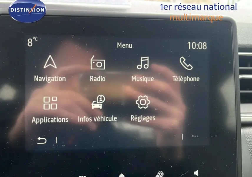 Écran tactile du système multimédia du Renault Captur 1.6 E-Tech, affichant le menu principal avec icônes blanches.